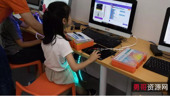 【闻名全球的少儿编程软件】激发孩子对于编程的兴趣，能够从小培养孩子对于编程的天赋！无需会英语就能编程！超级好用！