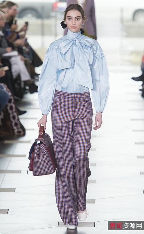 12.13最新【Adobe+Photoshop+2022+免激活完整安装版+】提供广泛的专业润饰工具套件，并设计了专门为激发灵感而设计的强大编辑功能！