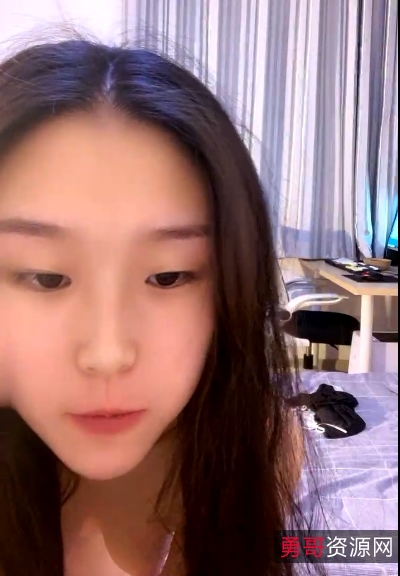 颜值爆表！美女被金钱诱惑，脱光衣大秀，粉嫩身材shenhou运动，内涵幽默让人刺激，就像一朵花儿绽放