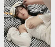 糖心小魔女：鸡蛋饼初摘面罩精致脸蛋，让你神魂颠倒