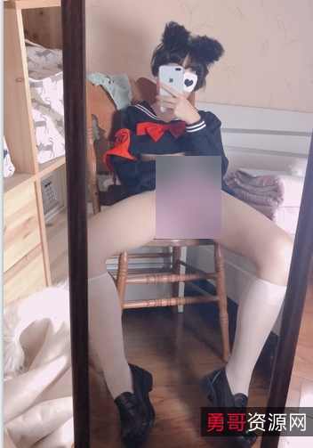 《网红小结巴：妹子脸、车灯身段，4.45G视频诱惑你的眼球》