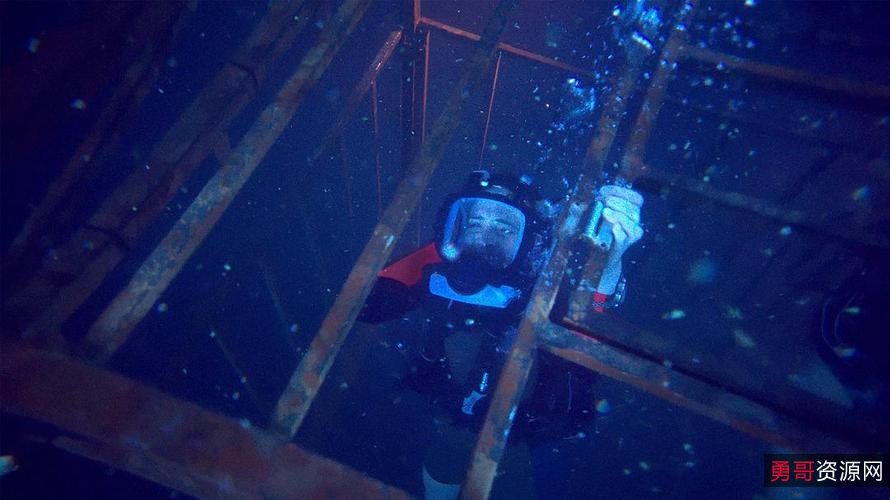 2022年美国动作惊悚大片《鲨海困斗》：海底求生之旅