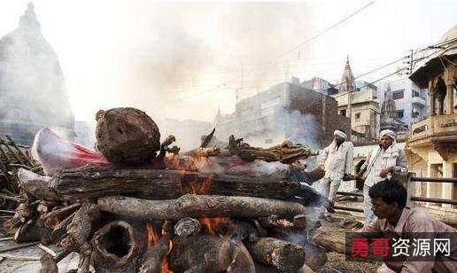 《尸骨工厂》:恐怖的儿童谋杀案、停尸房、僵尸、通灵师、警探、验尸官、搏斗