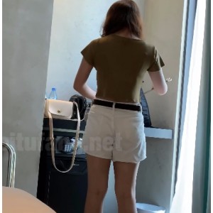 19岁大二学生妹边吃大神棒子边聊男友，高清4K视频：甜美棒子满满，心情也是满满