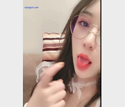 《烧嫩女神：砂糖高颜长腿A4腰，网红{{网红名字}}的美丽视频》