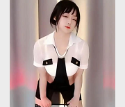 林小花L舞5V699M扭腰舞加特林机枪，网红童话公主的超有尺度视频，感受美好的自由心情。