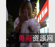 《旗袍美女穿梭街头，近距离观看小嘴变化》：网红“{{网红名字}}”身穿旗袍，穿梭街头，近距离观看小嘴变化，令人惊叹不已。