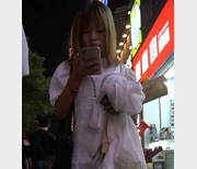 《旗袍美女穿梭街头，近距离观看小嘴变化》：网红“{{网红名字}}”身穿旗袍，穿梭街头，近距离观看小嘴变化，令人惊叹不已。