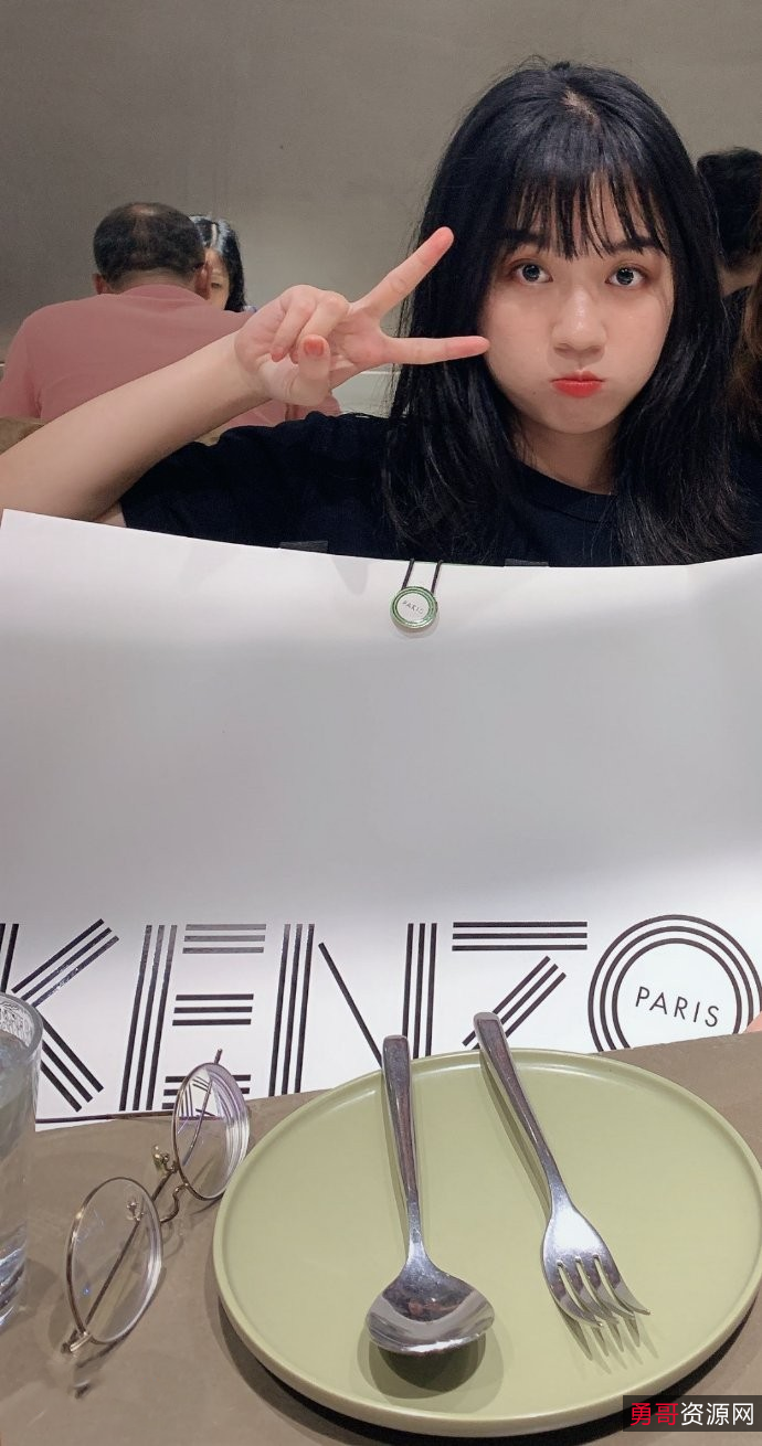 探索龚倩莹：高颜值网红小妹的美丽力量