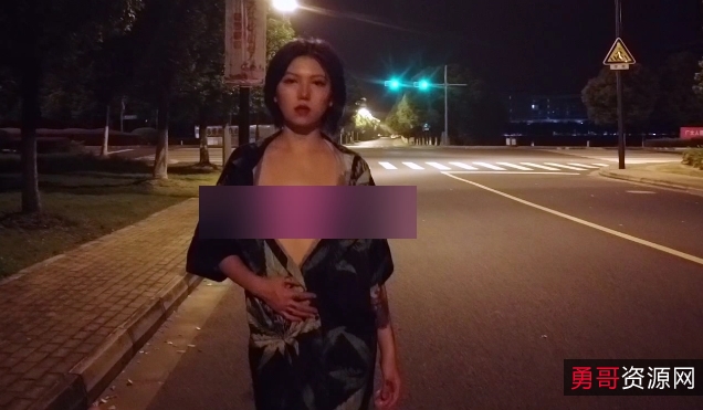 《虎牙妖娆成熟女人浮力姬：网红{{网红名字}}带来的性感清秀风情，让你一见倾心！》