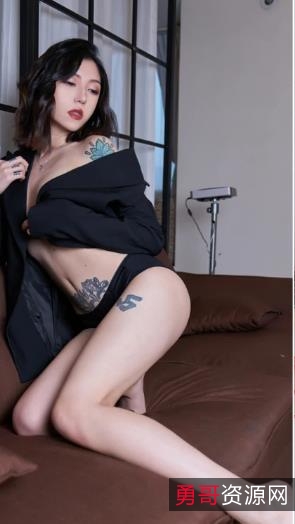 《虎牙妖娆成熟女人浮力姬：网红{{网红名字}}带来的性感清秀风情，让你一见倾心！》