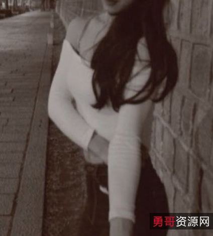 Ljy的闺蜜旅游精彩瞬间：从美丽海滩到热情穿搭，看Ljy如何活泼热爱生活