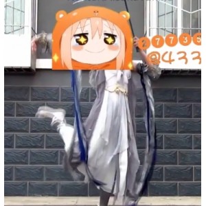 COS剑三妹子：灰色长裙下的可爱校园玩具