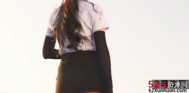 网红焦艺《妖精社-禁锢在屋檐下》：可爱御姐穿着OL职业装，白衬衫黑短裙，展现梦想的勇敢和坚持