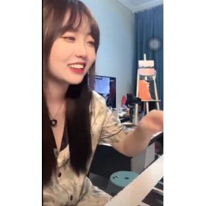 阿哲抖音快手疯狂妹子漏B漏奶合集第五弹绝美画面，网红模特阿哲振奋人心的舞姿，红色连衣裙求婚仪式，海边玩耍游泳池清凉，感受生活的美好。