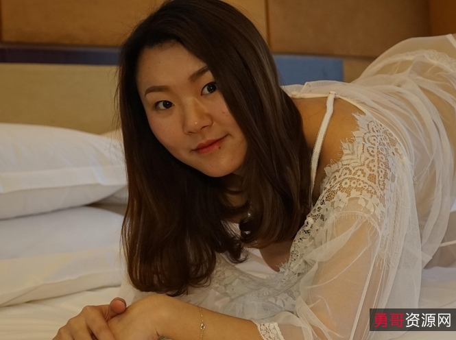 良家素人小模特『小鱼』全方位展示約拍被摄影师摸出水来开C[1V1.1G度盘]