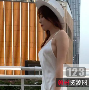 秀人网烧货芝芝booty：商场晚礼服+透视情调内裤，漏乳美艳动人！