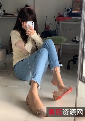 绅士们，这个腿控、足系列精彩合集，绝对不可错过！精选腿控、足系列爱好者最爱的无敌小姨妈，成熟主妇美腿室外诱惑，932M精彩合集！