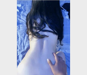 脱光衣表演，拜金美女的首秀！深处直入，正入运动玩弄扶pp后推车，少女粉嫩身姿，金钱诱惑，花开花落，入运动梦曹扶PP！