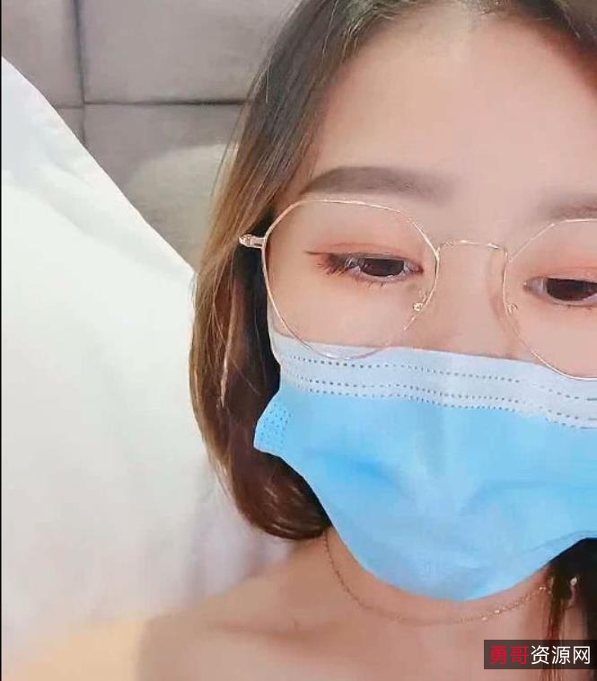 《虎牙新晋宅男粉心女神：米娜·莱斯的精彩表演》