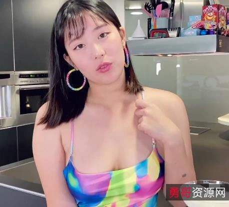 留学生欧祖儿高跟鞋精选欧美厨房服装，男同学最爱的P站社保姬！审美颜值身材，更有丰满叫声车头灯！1V373M，让你穿出潮流风格！