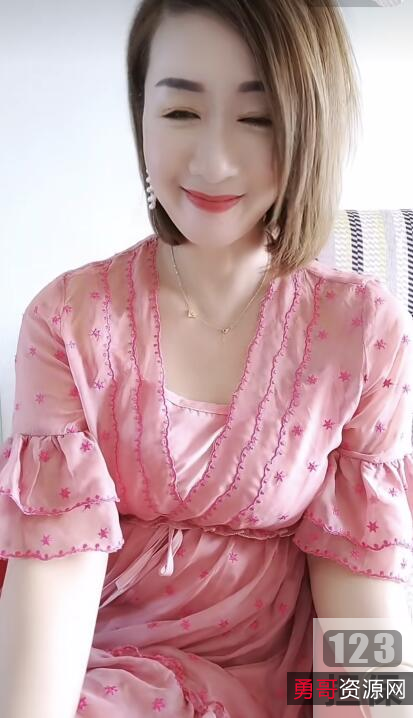 快手网红霸气美琳姐视频+老娘们儿豹纹裙+金项坠+挚爱遥遥23W粉丝录屏袜子半边脸身材土味