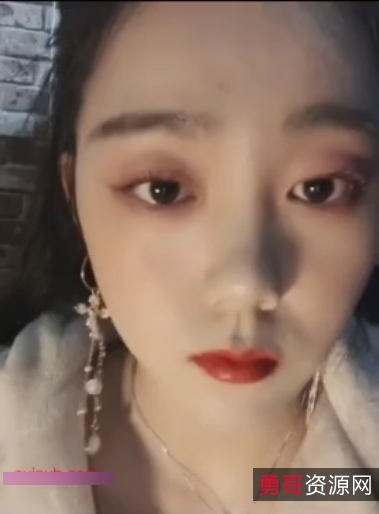 美女互动露脸翘臀后推车狂干镜子转载搬运百度盘