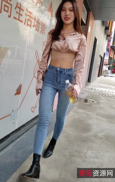 紧身牛仔裤：展示长腿和翘臀的时尚服饰美女视频：百度云上的热门美女视频资源