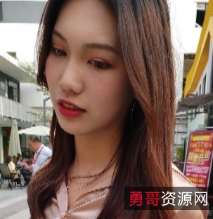 紧身牛仔裤：展示长腿和翘臀的时尚服饰美女视频：百度云上的热门美女视频资源