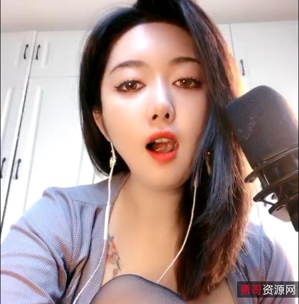 限时特惠顶级烧神H播佼佼者-萌奶大美烧话必备H播+佼佼胀娆让你的声音更有魅力！萌奶系列小坦克+烧话，打造可爱音色！玩偶姐姐联动萌奶大美+资源，让你的直播更有趣！专业级录音麦克风+Y叫，让你的录音更专业！互动必备叫声玩就娆让你的直播更有互动性！