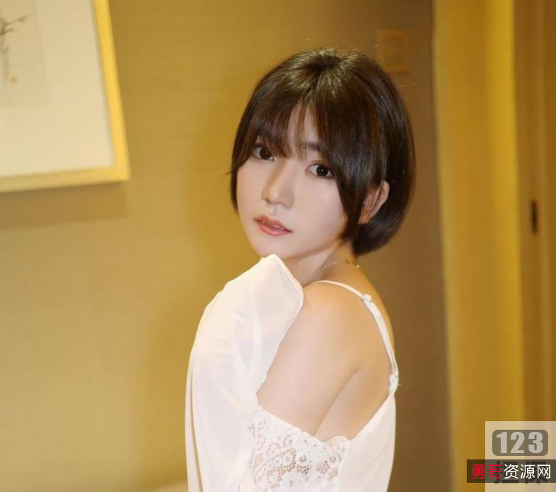 《小鱼儿》美少女高清私拍照片：青纯可爱女朋友资源