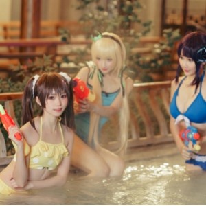 《三色绘恋》温泉COS图集：二次元美少女的水枪撒娇之旅