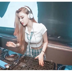 网曝门事件：精选高颜值成都DJ女神艾米与朋友的爱情视频展示