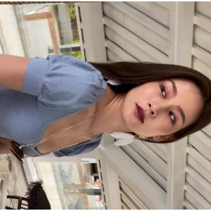 热裤美女展示：大长腿白嫩美女视频2V/5.42G/百度云