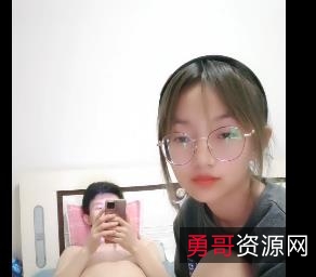 娇小眼镜美眉S身材L莉互动TCC黑丝视频下载