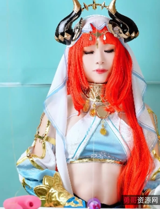 《自行打包》-草莓羽衣妮露cosplay给力作品,包含互动和跳舞片段