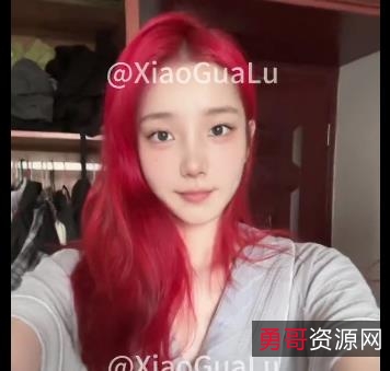 推特美少女小瓜陆19岁优质自拍资源31图集,道具秀首秀