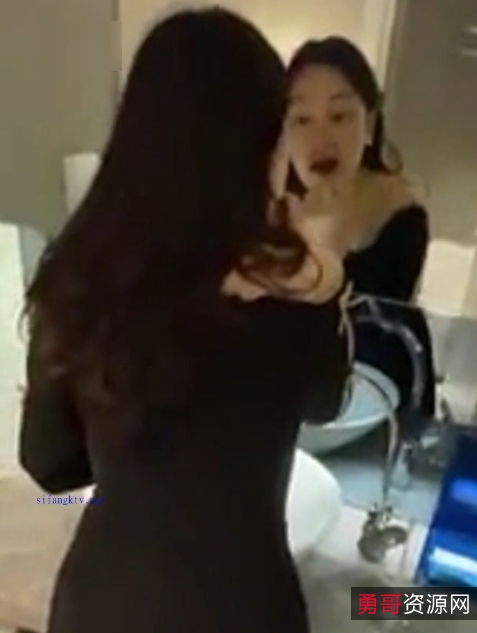 魅力熟女蓝阿姨与年轻男友：12分钟6.1G视频揭秘