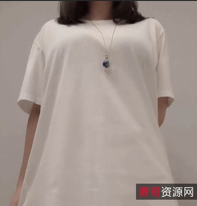白衬衫女子驾宾利车，迷茫眺望高速公路