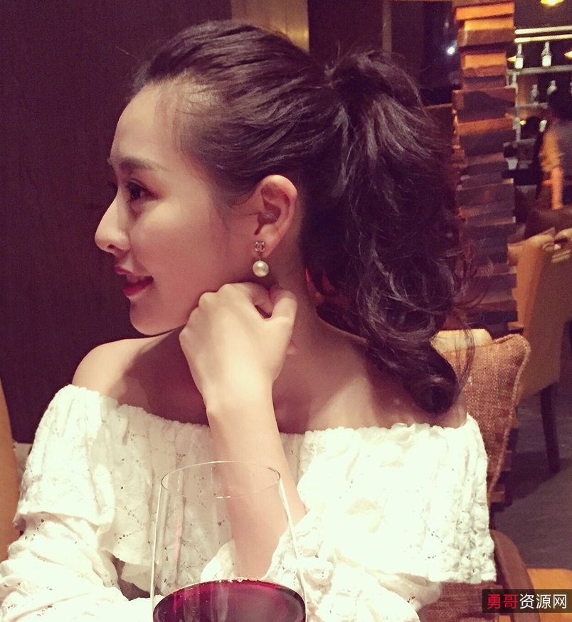 醉酒互动！模特兼职女同事腿够玩，压缩文件密码解压，手机电脑本地解压观看