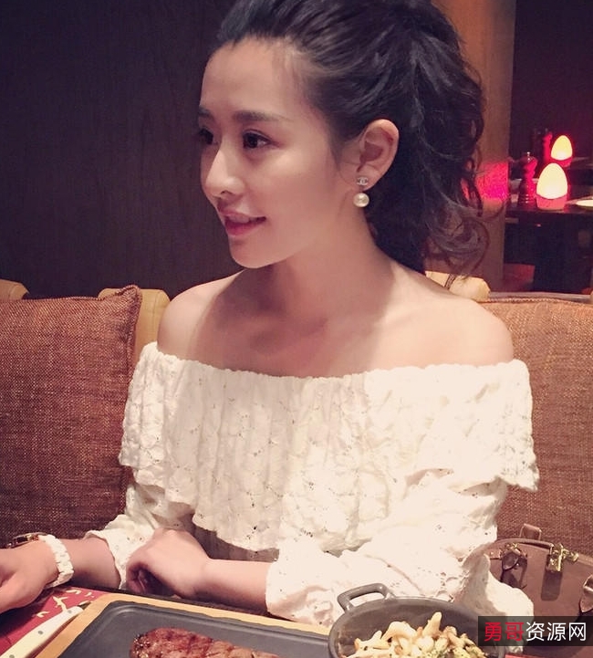 醉酒互动！模特兼职女同事腿够玩，压缩文件密码解压，手机电脑本地解压观看