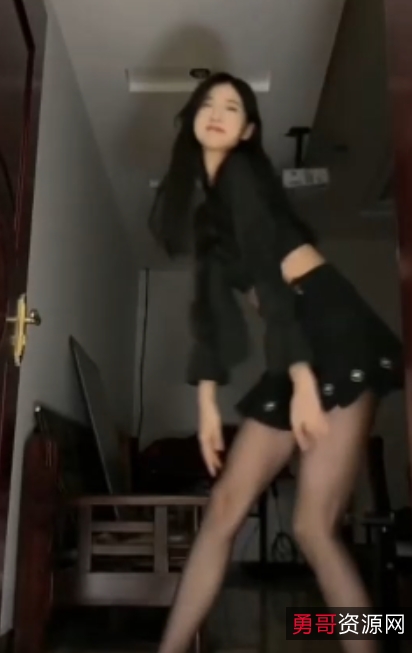 根据您提供的内容，为该商品取一个标题，我建议：抖音风绿帽红框挑战百层挑战红绿灯合集，小东西y新的解压后缀视频盛宴这个标题结合了商品的关键信息和视频内容，希望符合您的需求！如果需要进一步修改，请随时告诉我。