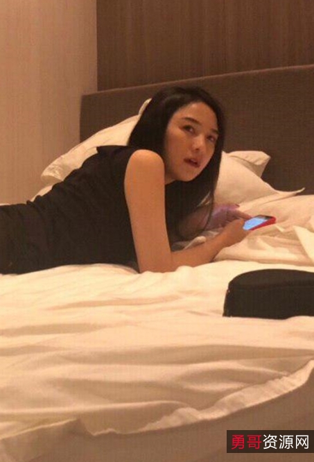 让人无法抗拒她的魅力。她的视频总共有8.86g，每一个都是精心制作的，让人看了过后回味无穷。如果你也是特莱莎的粉丝，那么这个补充视频一定不能错过，它将让你更加深入地了解这位最银推特女神。