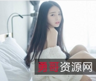 现了在平凡的日常中也能找到快乐和美好。可爱女大学生“校花”女神在线吃“棒棒糖”，不仅是一段简单的视频，更是一种生活态度的展现。