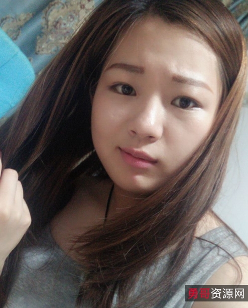 泄密百度盘反差婊张佳慧最新合集14V28G，天津小狗四人游