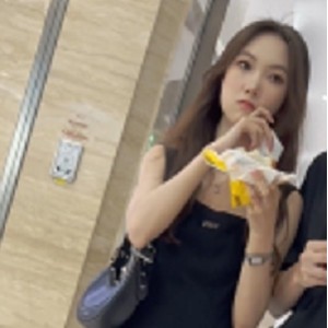 KFC黑长裙靓妹粉色意外1部577MB真实直击