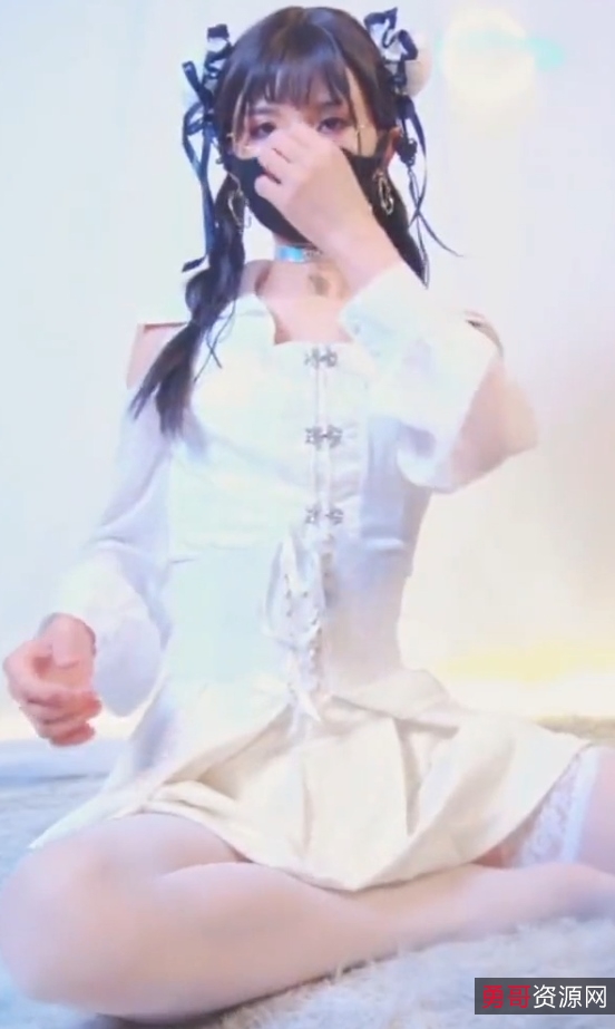 某站伪娘白丝眼镜完整版1部150M优质珍藏